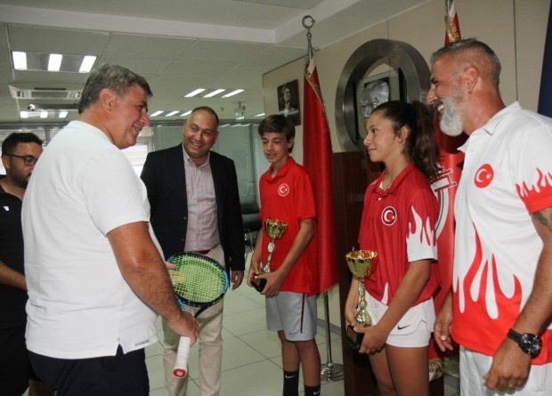 KSK Tenis Şubesi’nden Başkan Tugay’a ziyaret: Desteğe hazırım