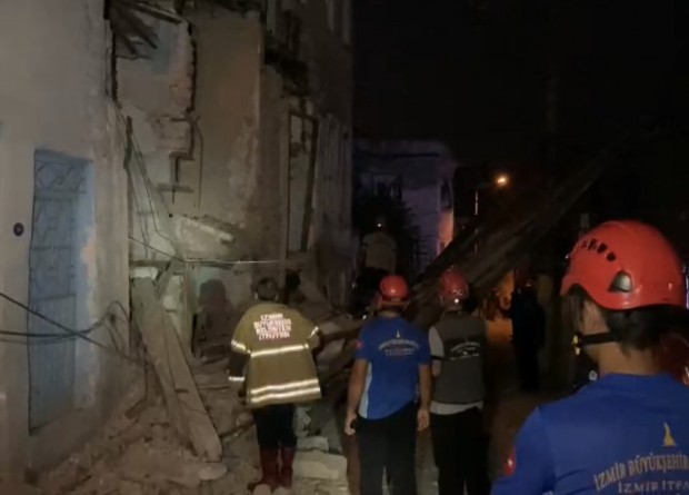 İzmir'de korku dolu anlar! 3 katlı metruk binanın duvarı çöktü