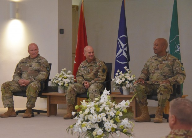 NATO Müttefik Kara Komutanlığı'nda devir-teslim töreni