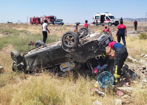 Otomobil şarampole yuvarlandı: Anne öldü, 2 çocuğu ve eşi yaralandı 