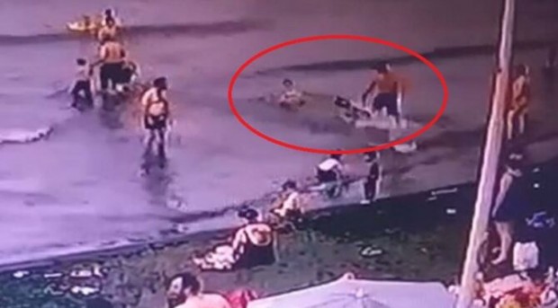 Sahibinin elinden kurtulan köpek  denizde yüzen çocuğa saldırdı