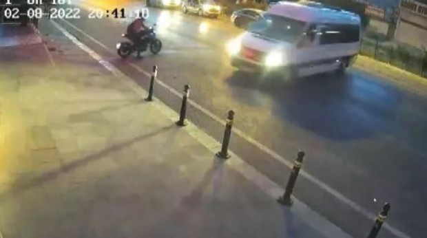 Trafikte korku dolu anlar: Aracını motosikletlinin üzerine sürdü