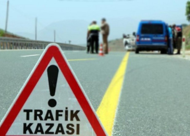 Uşak-İzmir karayolunda feci kaza! Yolun karşısına geçmek isterken otomobil çarptı