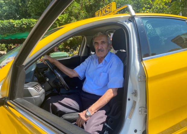 86 yaşında hala taksici! Onunki bir aşk hikayesi