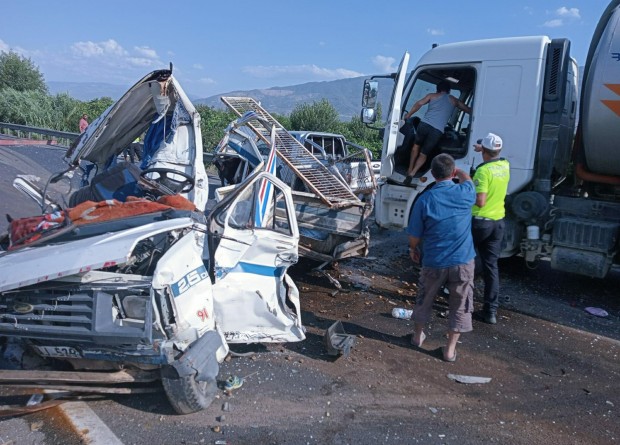 Arızalanan kamyonet zincirleme kazaya neden oldu: 3 kişi yaralandı