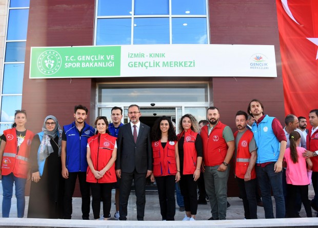 Bakan Kasapoğlu İzmir'de gençlik merkezi açılışına katıldı: Gençlerimiz için tüm engelleri kaldıracağız