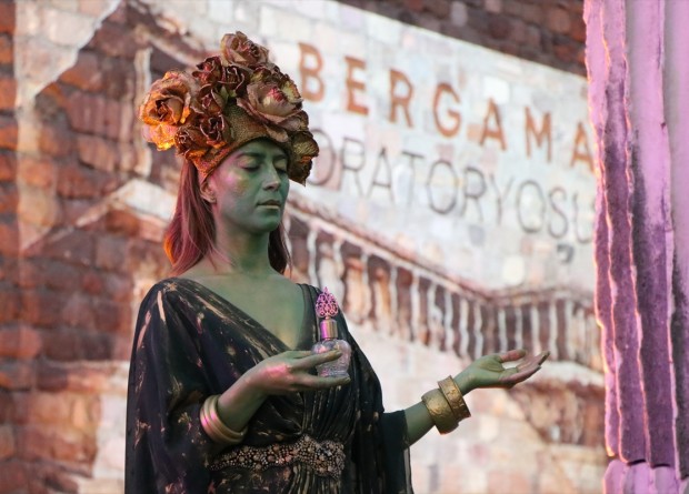 "Bergama Oratoryosu: Sunağın Gözyaşları" dünya prömiyeri Bergama'da yapıldı