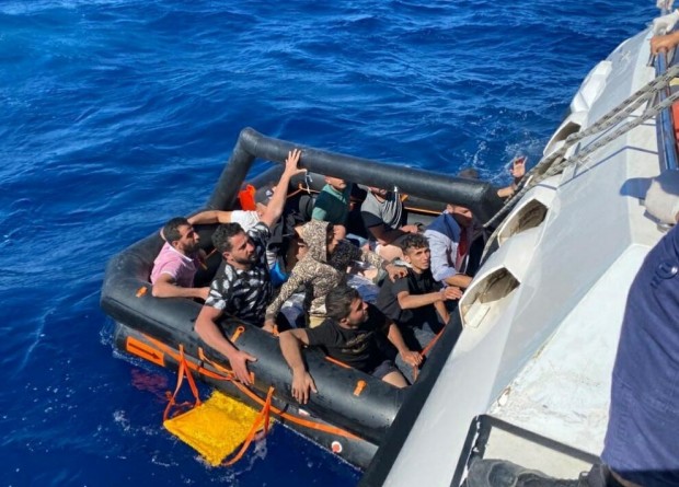 Datça'da 72 kaçak göçmen kurtarıldı, 1 göçmen kaçakçısı yakalandı