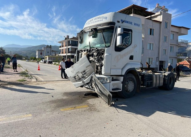 Denizli'de TIR ile işçi midibüsü çarpıştı: 17 kişi yaralandı