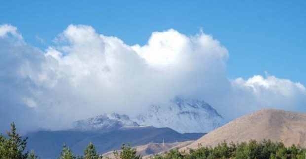 Erciyes'e mevsimin ilk karı yağdı