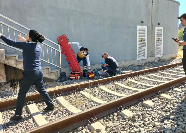 İzmir'de korkunç kaza! Raylara yaklaşan kadına yük treni çarptı