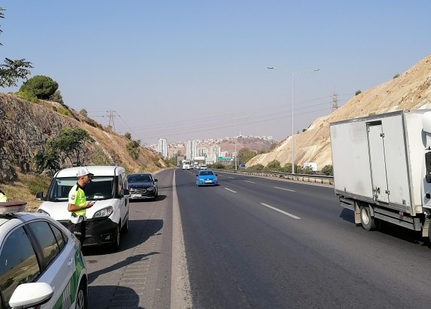 İzmir'de dron destekli trafik denetimi! 49 sürücüye 45 bin lira  ceza yağdı