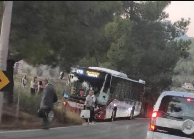 İzmir'de feci kaza! Otobüsle çarpışan motosikletin sürücüsü hayatını kaybetti