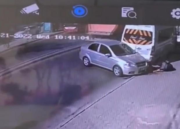 İzmir’de feci kaza! İki araç arasında sıkıştı