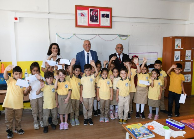 Karabağlar'da Eğitim Kart’la aile bütçelerine destek