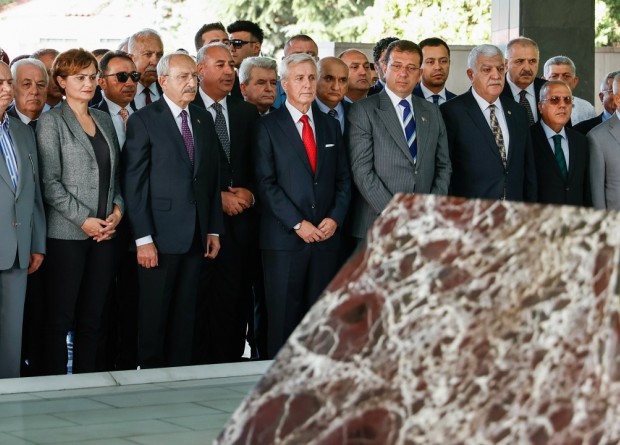 Kılıçdaroğlu'ndan Özal ve Menderes'in anıt mezarlarına ziyaret