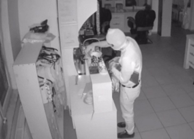 Uyanık hırsızı güvenlik kamerası ele verdi: Önce parmak izlerini sildi sonra çaldı