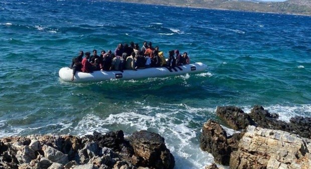 Yunanistan'ın geri ittiği 49 kaçak göçmen kurtarıldı