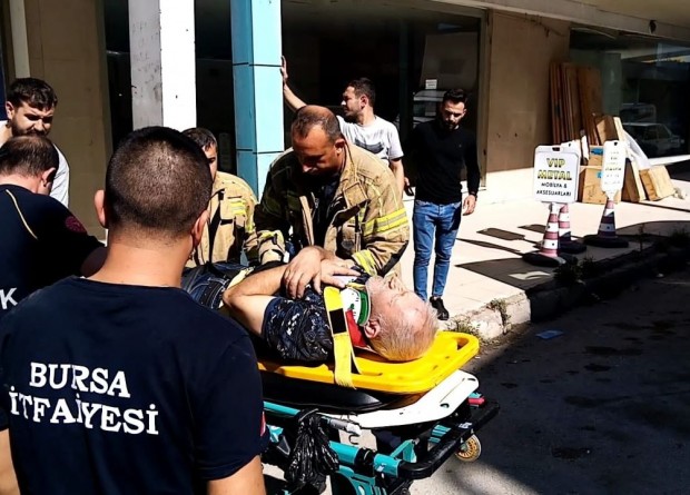 Bursa'da 4'üncü kattan zemine düşen asansördeki işçi ağır yaralandı
