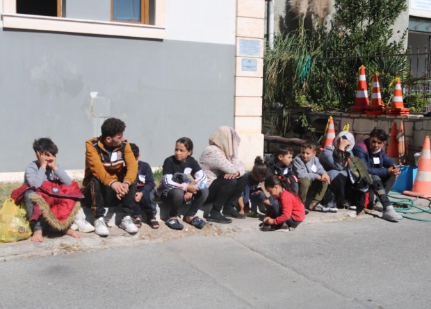 Foça açıklarında can pazarı... Yunanistan yine ölüme itti! 25 kaçak göçmen kurtarıldı
