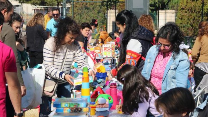 İzmir'de çocuklar ikinci el oyuncak pazarında buluştu
