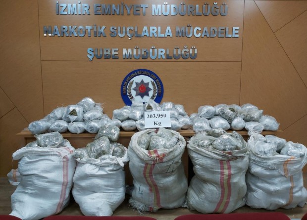 İzmir'de uyuşturucu operasyonu! 203 kilo 950 gram esrar ele geçirildi