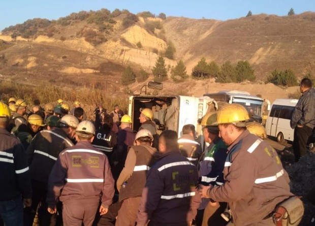 Madencileri taşıyan servis midibüsü devrildi: 11 kişi yaralandı
