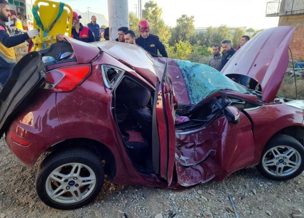 Otomobil, takla attı; sürücü anne ile ikiz kızları yaralı