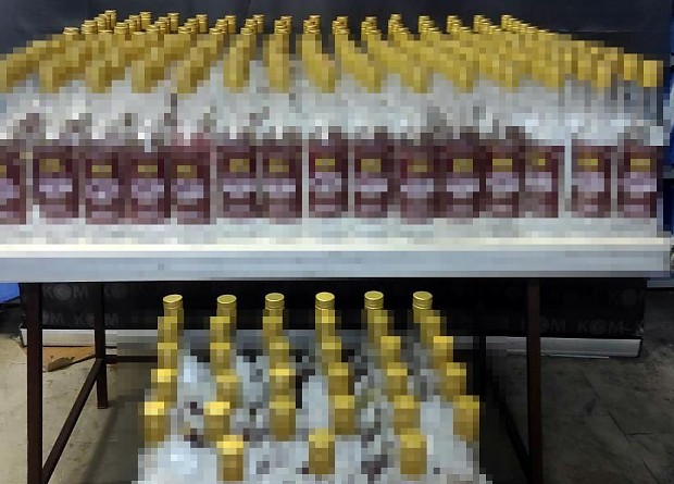 Polis otomobili durdurunca ortaya çıktı: 228 şişe sahte rakıyla yakalandılar