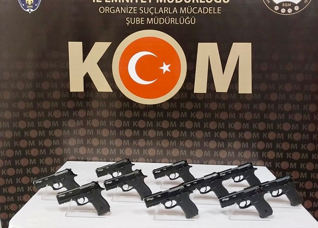 İzmir'de kaçakçılık operasyonu: 10 adet tabanca ele geçirildi