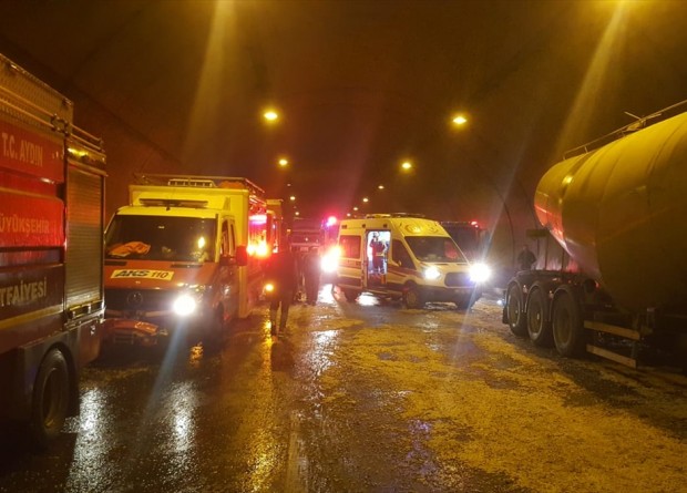 İzmir-Aydın Otoyolu'nda kaza! Selatin Tüneli trafiğe kapandı