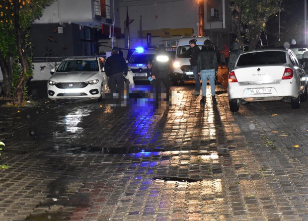 İzmir'de çifte cinayet! Sokak ortasında yürürken vuruldular