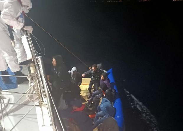 Kuşadası açıklarında 16 kaçak göçmen kurtarıldı