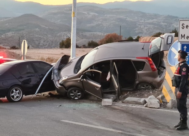 Kütahya'da otomobiller çarpıştı: 1 ölü, 4 yaralı