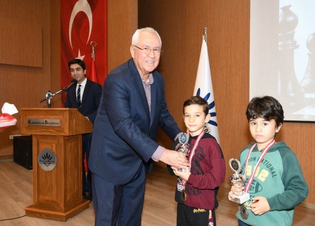 Satranç turnuvasının ödüllerini Başkan Selvitopu verdi