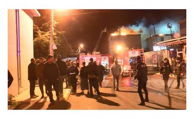 Sultanbeyli’de 3 bina alev alev yandı