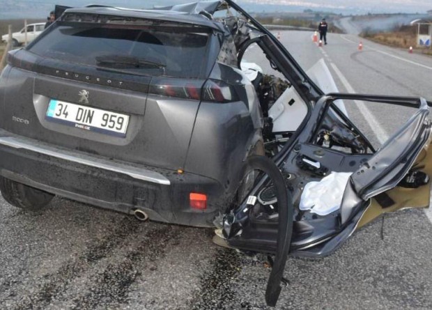 Aydın'da otomobil, traktöre çarptı: 1 ölü, 1 yaralı 