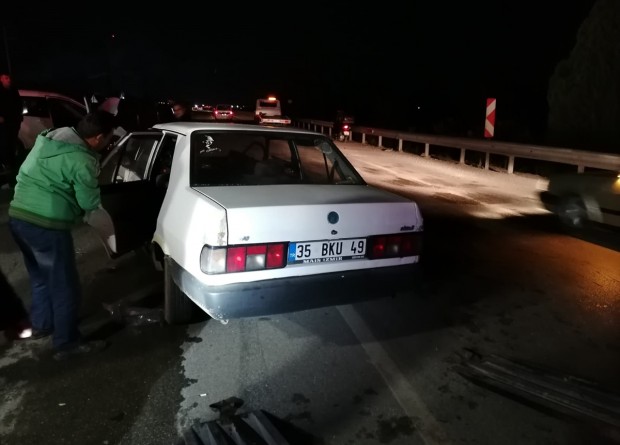 İzmir'de feci kaza: Otomobil ile ticari araç çarpıştı... 4 kişi yaralandı