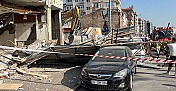 Kadıköy'de binanın yıkımı sırasında çökme! Bazı araçlar hasar gördü