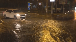 İzmir’de caddeler nehre döndü!