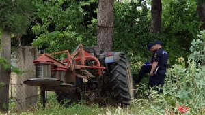 Traktörle ağaç arasında sıkışan çiftçi öldü