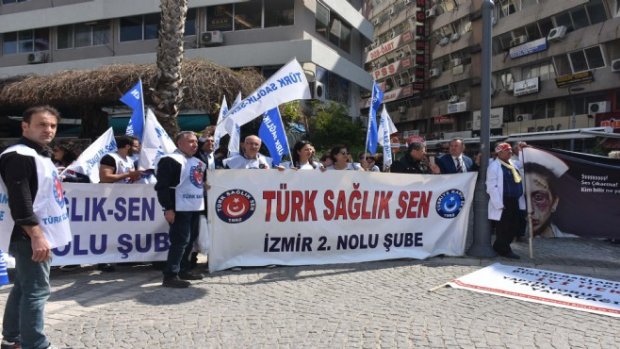 İzmir'de sağlıkçılardan şiddet isyanı!