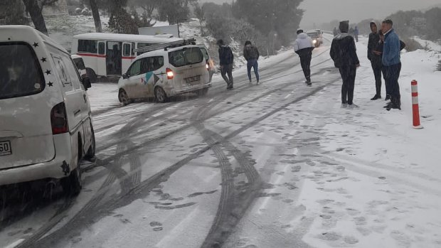 İzmir-Çeşme otobanında kar sürprizi! Araçlar ilerleyemedi