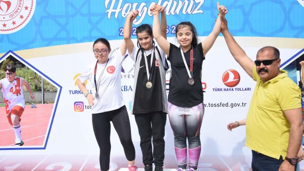 İzmir'de 'özel sporcular' yarıştı