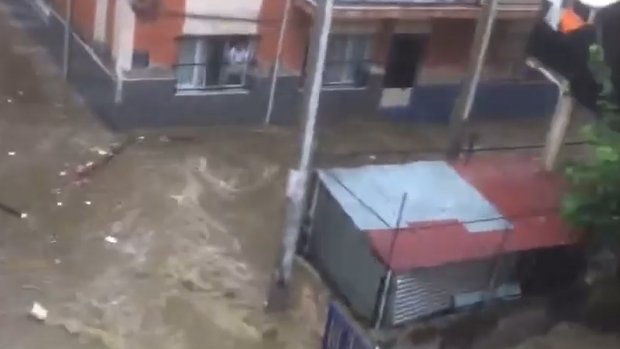 İzmir'de bazı evleri su bastı