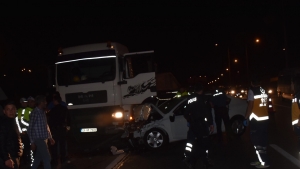 İzmir'de TIR ile çarpışan otomobilin sürücüsü öldü