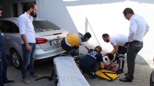 Otomobille duvar arasında kalan kadın yaralandı