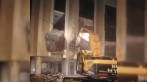 Depremde ağır hasar gören Torbalı Belediyesi binasında yıkım çalışmaları başladı